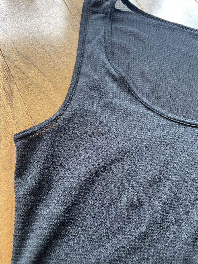 montbell GeoLine L.W. Tank Topの脇の画