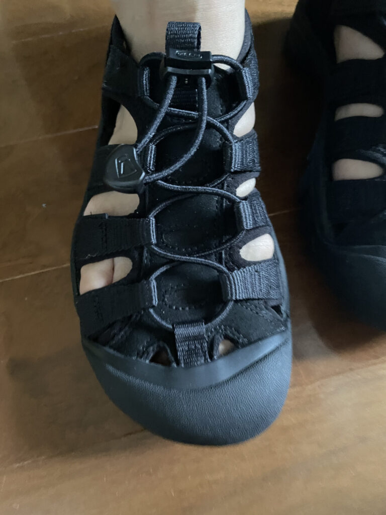 KEEN NEWPORT H2の片足アップ