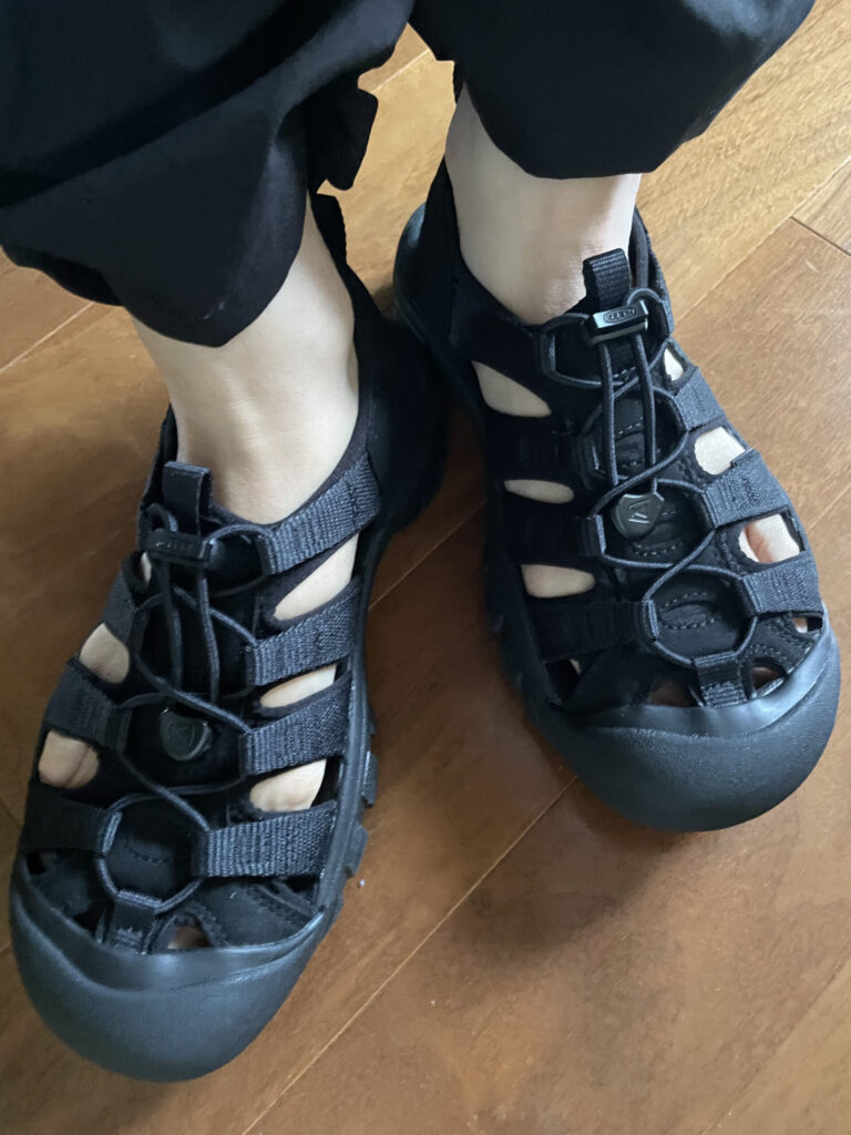 KEEN NEWPORT H2を履いている両脚を上から見た画