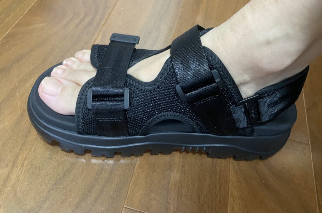 shaka chill outを履いている右足