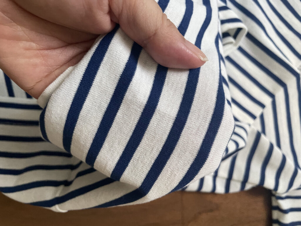 モンベルWIC.ボーダーT サラサラ具合を手で触っているところ